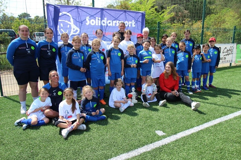 Les jeunes footballeuses et apprenties footballeuses du mini-stage organisé par le FC MOUGINS encadrées par le Président M. Pascal Bialylew, M. Fabien Moulin responsable de la section féminine, Mme Karen Charneau, éducatrice U10-U11F, Leelou Haaller étudiante Centre de formation Sport et éducatrice U6-U9F, Anaïs Ferrero UFRSTAPS et préparatrice physique, Melle Océane Pariente étudiante en communication.