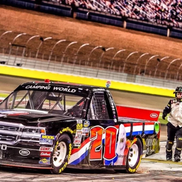 Un pilote de NASCAR en pole position